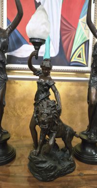 Exkluzivna velika stara bronzana lampa Devojka i Lav 97cm